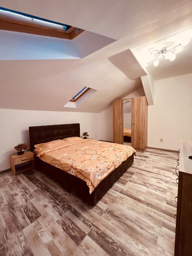 Appartamento Zizi'S House Garii Braşov Esterno foto